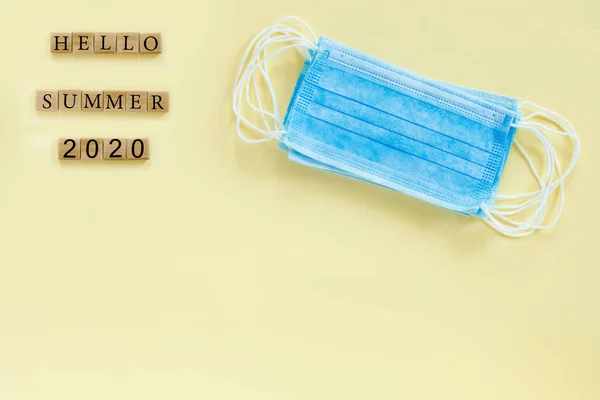 메디컬 마스크와 텍스트와 베이지 디자인을 Hello Summer 2020 — 스톡 사진