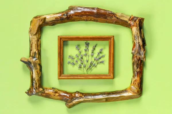 Marcos Madera Con Ramo Lavanda Fragante Estilo Rústico Pared Verde —  Fotos de Stock