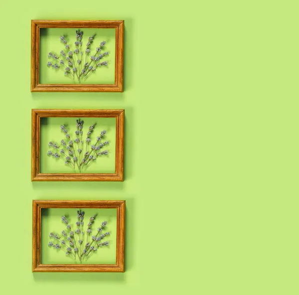 緑の壁に素朴なスタイルで香りのラベンダーの花束と木製のフレーム 休日のパーティーの装飾 ヴィンテージの花カード 室内コンセプト — ストック写真