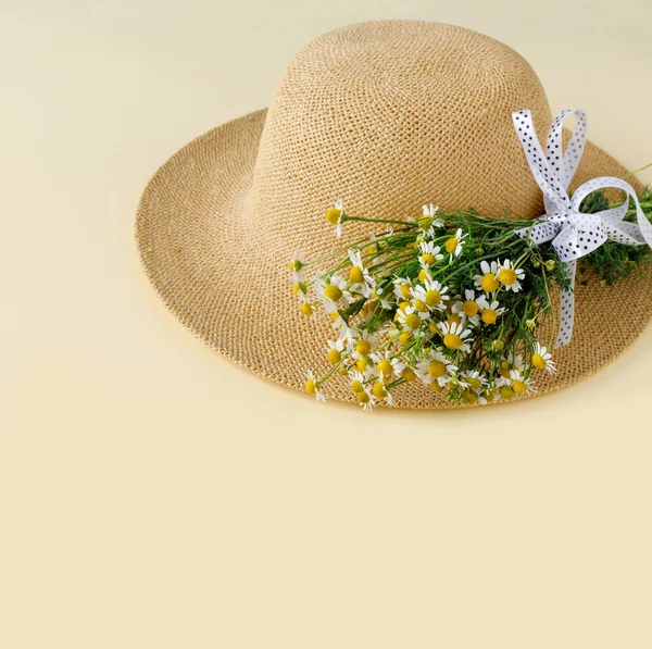 Kum Güneşli Bir Günde Papatya Buketli Güzel Bir Hasır Şapka — Stok fotoğraf