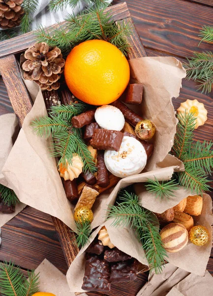 Délicieux Bonbons Chocolats Biscuits Oranges Pour Cadeaux Coffret Bois Sur — Photo