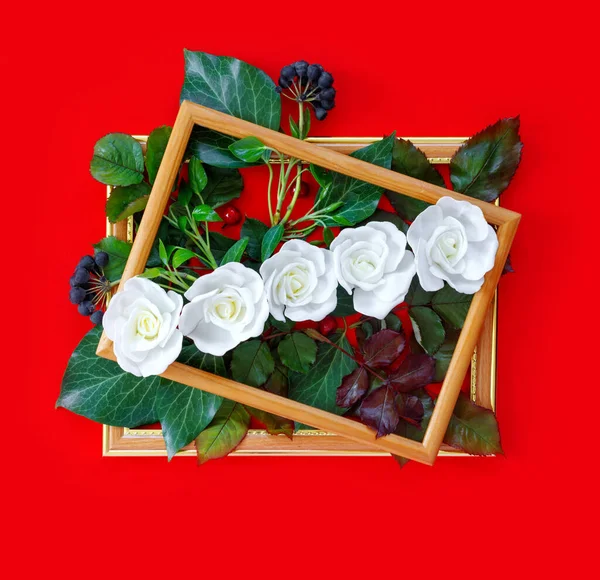 Mooie Witte Rozen Met Groen Blad Vintage Houten Frame Heldere — Stockfoto