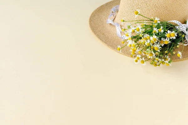 砂の晴れた日にデイジーの花束を持つ美しいわら帽子 自然夏の背景 — ストック写真