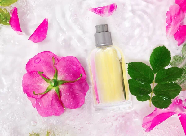 Una Bottiglia Profumo Onde Pure Acqua Fiori Delicati Petali Rosa — Foto Stock