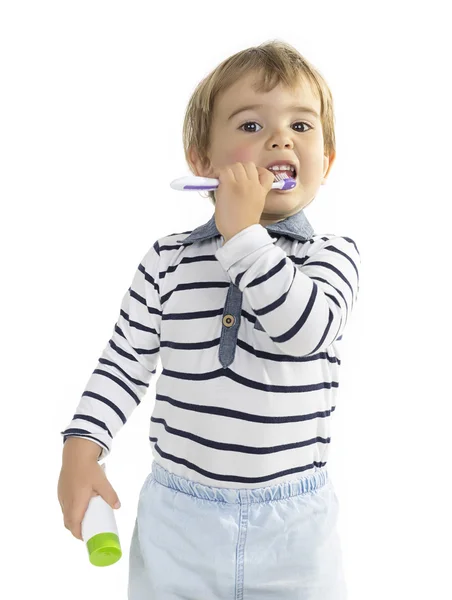 Dois anos menino aprendendo a lavar os dentes através de jogar . — Fotografia de Stock