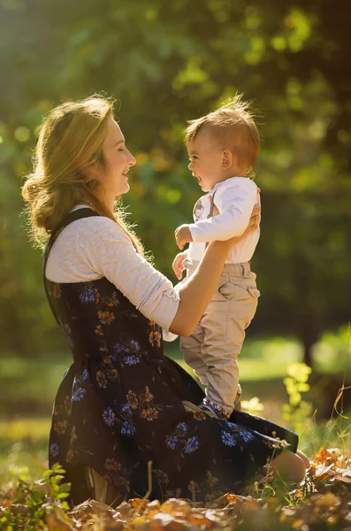 Mãe com filho brincando no parque — Fotografia de Stock