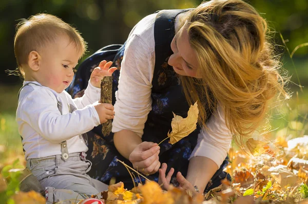 Mother with son playing in park — Stock Photo, Image