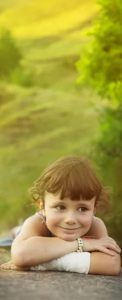 Menina do campo jogando ao ar livre — Fotografia de Stock