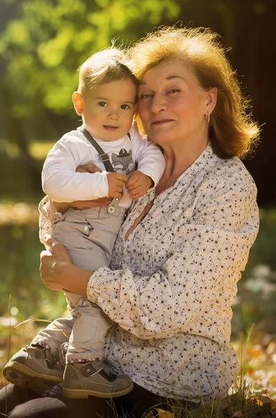 Grand-mère avec son neveu — Photo