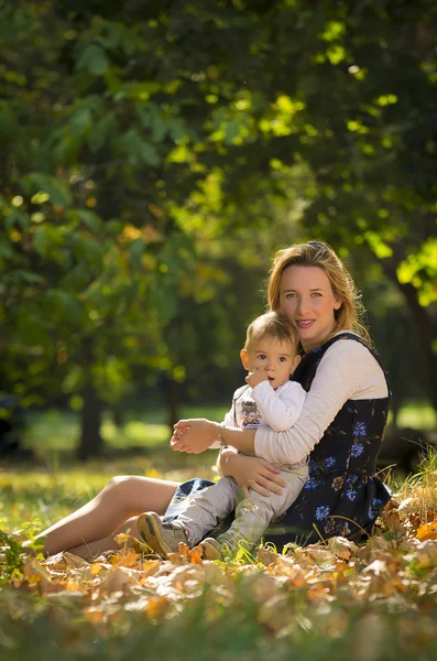 Mãe com filho brincando no parque — Fotografia de Stock