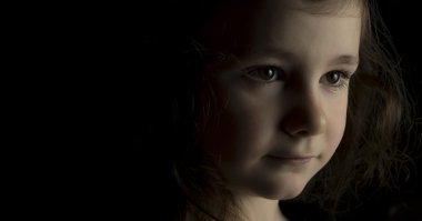 siyah arka plan üzerine bir genç kız portresi