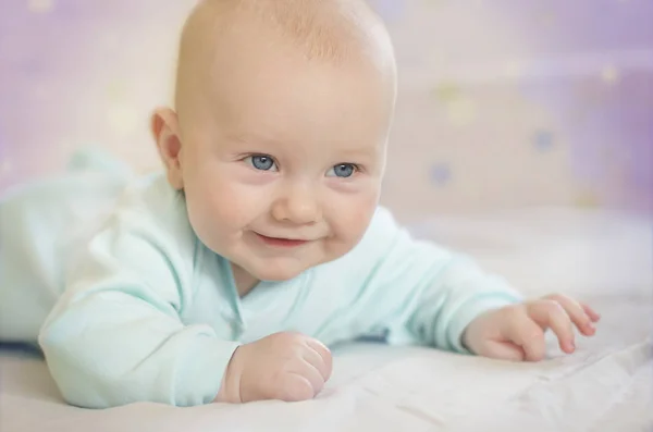 Pouco bonito sorrindo bebê recém-nascido criança — Fotografia de Stock