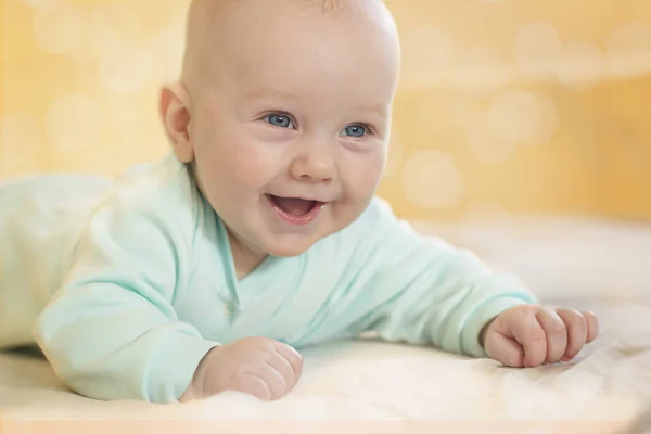 Pouco bonito sorrindo bebê recém-nascido criança — Fotografia de Stock