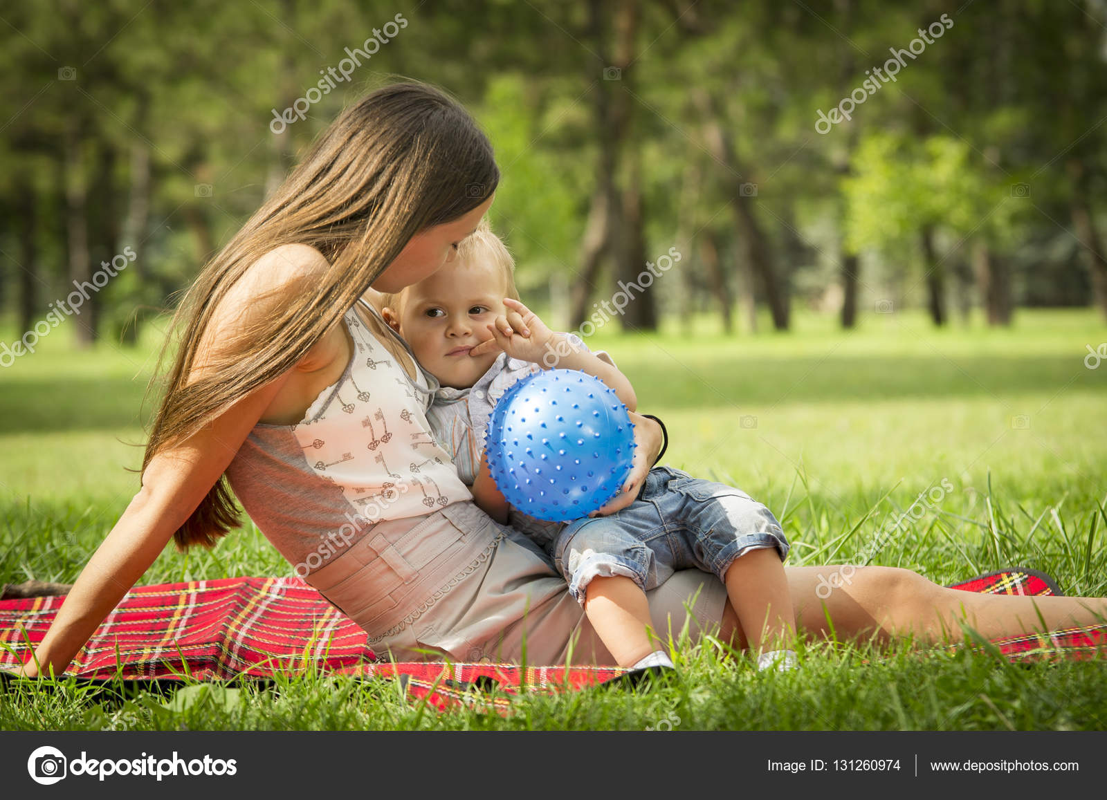 公園で男の子の赤ちゃんとお母さん ストック写真 C Marinbulat 131260974