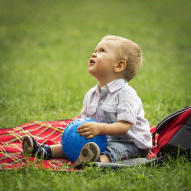 Yeşil parkta oynayan çocuk