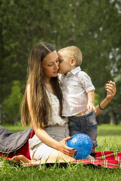 Mãe com bebê menino no parque — Fotografia de Stock