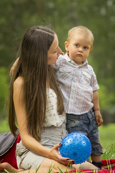 Mère avec bébé garçon dans le parc — Photo