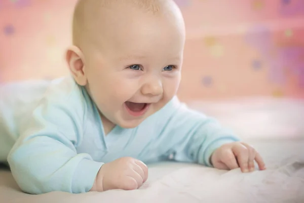 Pequeno bebê recém-nascido bonito criança — Fotografia de Stock