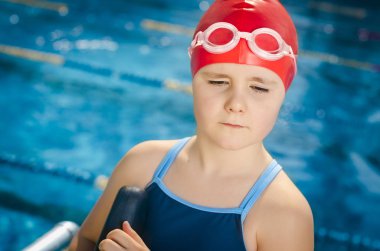 Genç kız Havuzda yüzmek için öğrenme