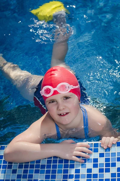 Niña aprendiendo a nadar en la piscina — Foto de Stock