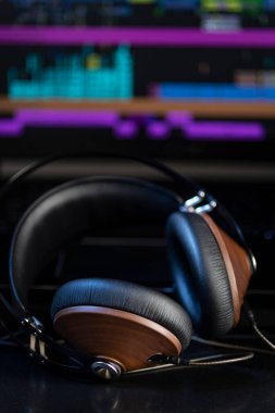 Hi-Fi kulaklıklar ve bilgisayar ev-stüdyo ses kaydı ve üretimi