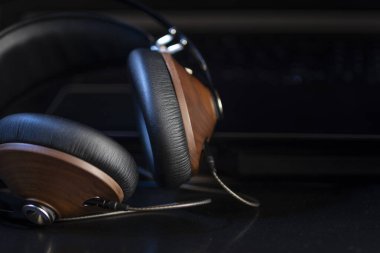 Hi-Fi kulaklıklar ve bilgisayar ev-stüdyo ses kaydı ve üretimi