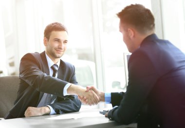 ofiste tokalaşırken işadamı