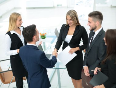 Businesss ve office kavramı - iki işadamları elinde sallayarak