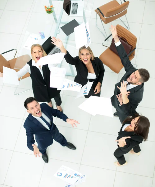 Zufriedene Geschäftsleute werfen die Dokumente in die Luft — Stockfoto