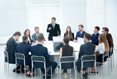 Toplantı beyin fırtınası yuvarlak masa fikirler iletişim tartışma Co