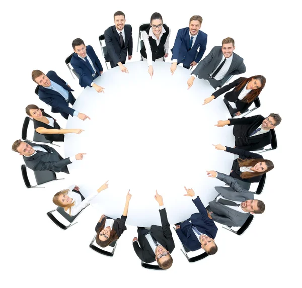 Diverse groep pf jonge mensen uit het bedrijfsleven zitten rond een tafel-disc — Stockfoto