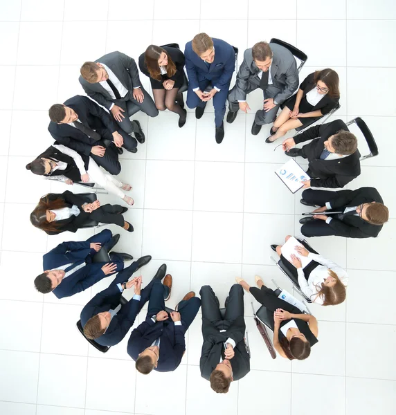 Equipe de negócios feliz apontando para algo — Fotografia de Stock