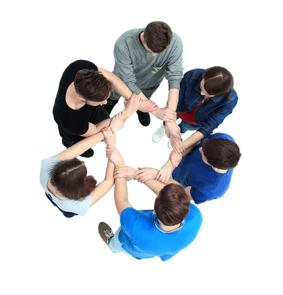 Blick von oben auf junge Menschen, die ihre Hände im Kreis zusammenhalten. — Stockfoto