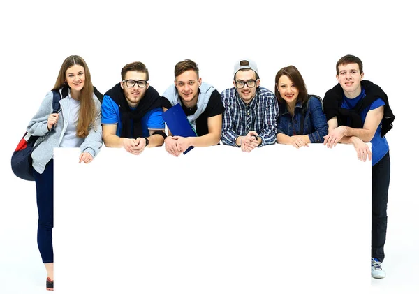 Портрет повної довжини впевнених студентів коледжу, що показують порожній рекламний щит на білому тлі — стокове фото
