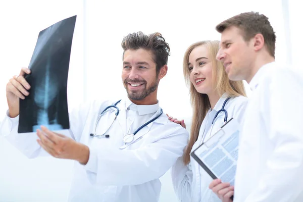 Um grupo de médicos examinando um raio-x no hospital — Fotografia de Stock