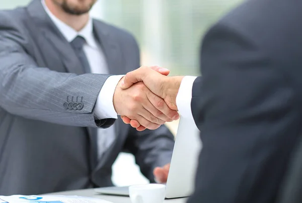 Nahaufnahme eines geschäftlichen Handschlags. Geschäftsleute schütteln Hände, beenden ein Meeting — Stockfoto