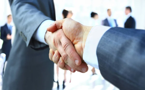 Deux hommes d'affaires serrant la main — Photo