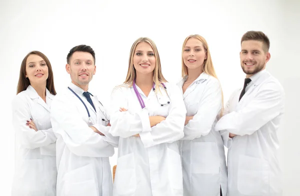 Team von Medizinern blickt lächelnd in die Kamera. — Stockfoto