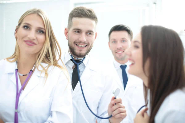 Портрет групи посміхнених колег по лікарні, що стоять перемикається — стокове фото