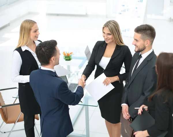 Разнообразие бизнес-команда заключает контракт с рукопожатием в — стоковое фото