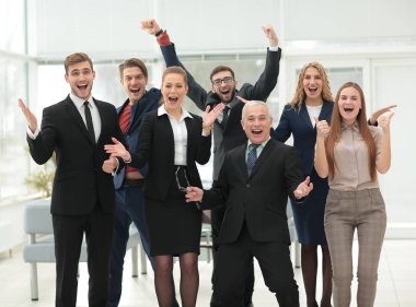 Zafer iş. Mutlu iş adamı ve iş görevliler üzerinde takım