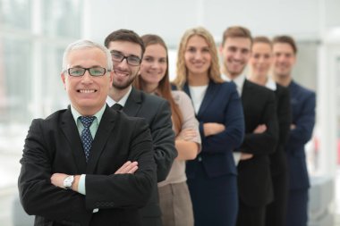 Çalışanlar ile ayakta bir iş takımının Close-Up geçti bir