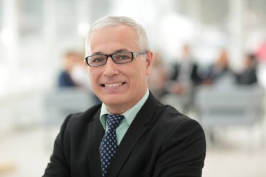 Modern bir ofiste olgun Dostu Beyaz saçlı iş adamı