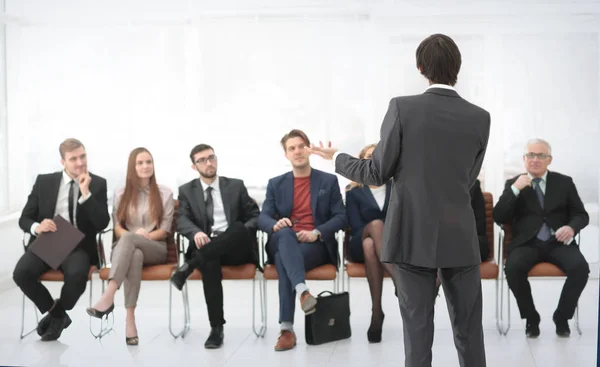 Empleados escuchando cuidadosamente a su jefe en una reunión de negocios — Foto de Stock