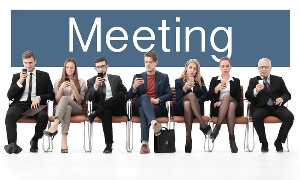 Karyawan dengan cermat mendengarkan bos mereka di sebuah pertemuan bisnis — Stok Foto