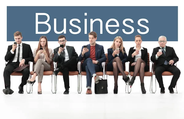 Empregados ouvindo atentamente seu chefe em uma reunião de negócios — Fotografia de Stock