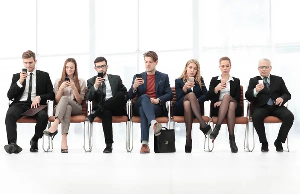 Empregados ouvindo atentamente seu chefe em uma reunião de negócios — Fotografia de Stock