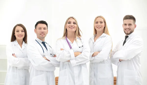 集团的微笑医院的同事们站在一起的画像 — 图库照片