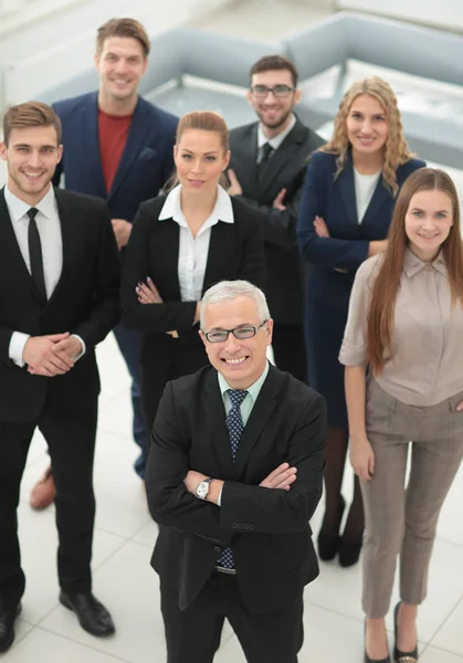 Gruppenporträt eines professionellen Geschäftsteams, das selbstbewusst wirkt — Stockfoto