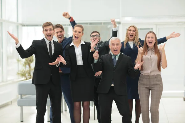 Victoria en los negocios. Equipo de negocios exitoso en la oficina —  Fotos de Stock